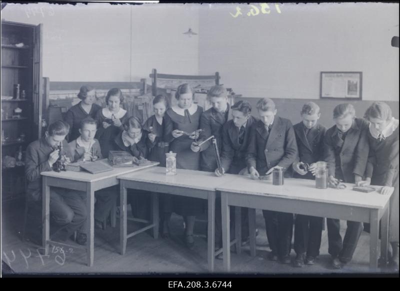 Grupp Paide Kaubanduskooli õpilasi loodusloo tunnis.