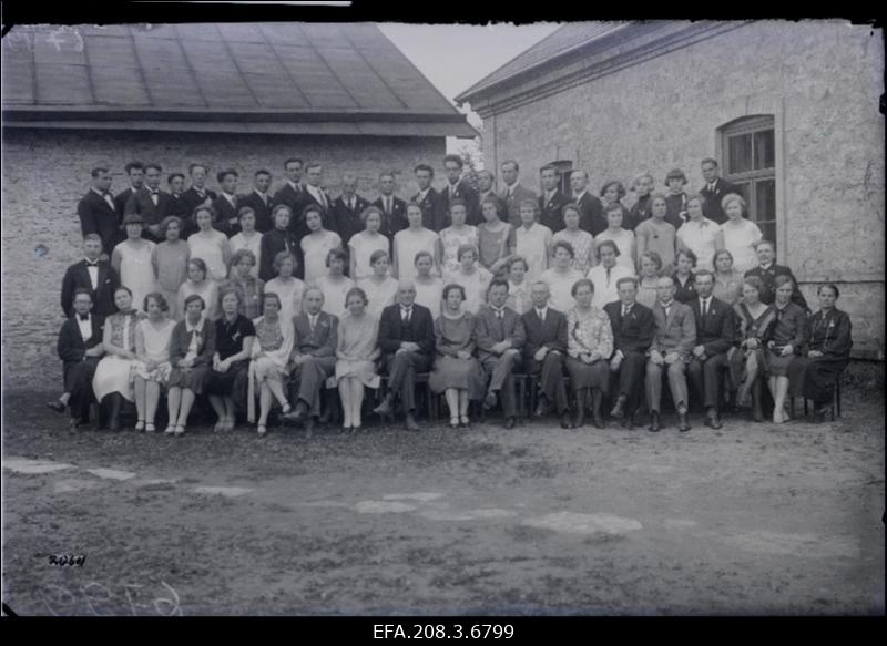 Grupp Paide Ühisgümnaasiumi lõpuklassi õpilasi.