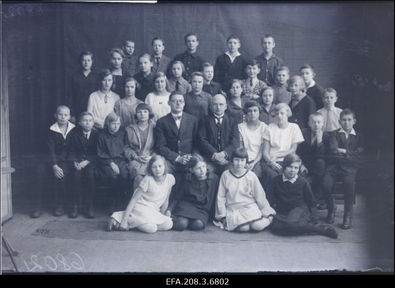 Grupp Paide Algkooli V klassi õpilasi .