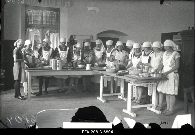 Grupp Paide Ühisgümnaasiumi õpilasi toiduvalmistamise tunnis.