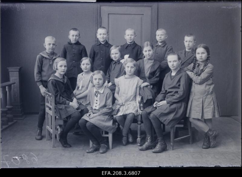 Grupp Paide Algkooli III klassi õpilasi.