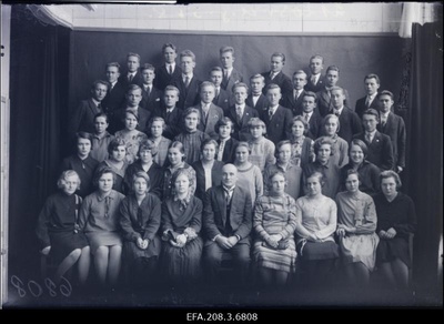 Paide Ühisgümnaasiumi V klassid 1928/29. Vasakult: 1. reas Katti Kroon, Meeta Vau, Hilda Lemberg, Va klassi juhataja Olga Puskar, direktor August Reeben, õpetaja Anna Söödor, õpetaja Ilse Thomson, ?, Hanson; 2. reas Leida Kass, Hermilde Tuisk, Leida Bergfeldt, Salme Krispin, Hilda Johanson, Helmi Vanaus, Ellen Saks, Linda Pruuden, Leida Bollverk; 3. reas Linda Lugus, Marta Sengbusch, ?, Amalie Kohv, Ina Hermann, Magda Ventsel, Agnes Kärner, Vera Kukk, Heinrich Lind; 4. reas Elmar Krass, õpetaja Max Arvisto, Jaan Hiob, Harald Ansmik, Eugen Künnapuu, Arnold King, Vürmer, Johannes Krispin, Paul Gutmann; 5. reas Eduard Tõnsberg, Erich Kustmann, Paul Vihalem, Artur Tollberg, Oskar Vilbok, Alfred Limberg, Konstantin Lugus, Richard Tibo; 6. reas Rudolf Zimmermann, Harald Vunder, Evald Kikk, Elmar Riisen, Ernst Grosberger.  duplicate photo