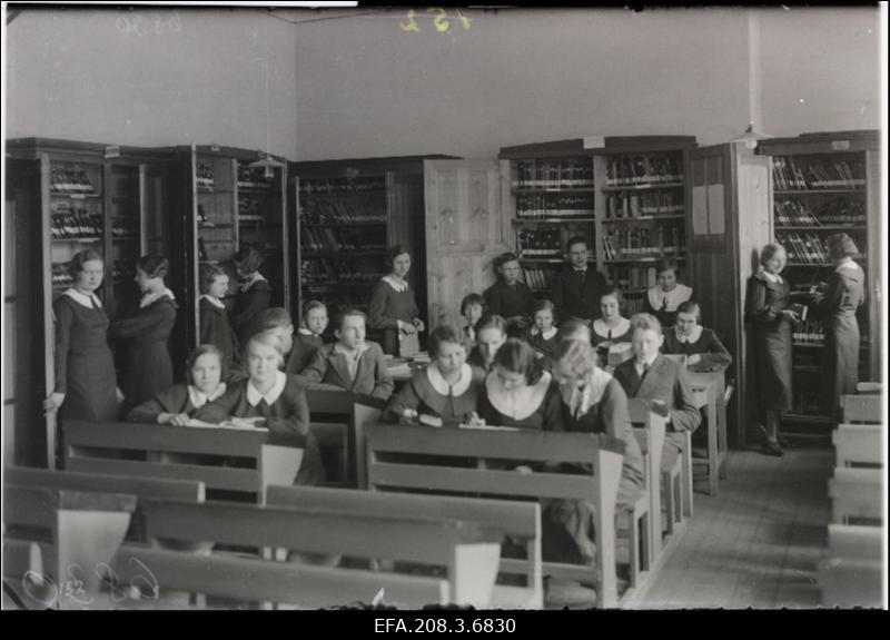 Grupp Paide Kaubanduskooli õpilasi kooli raamatukogus.