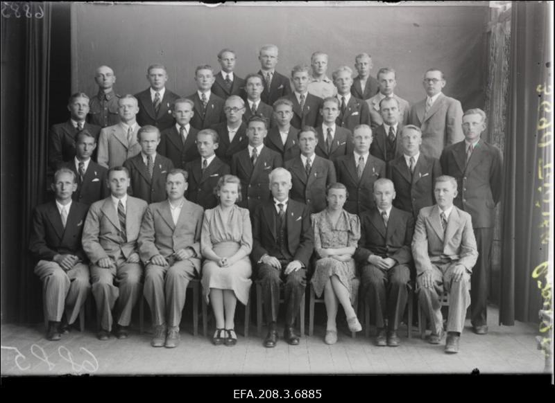 Grupp Paide Tööstuskooli lõpuklassi õpilasi.