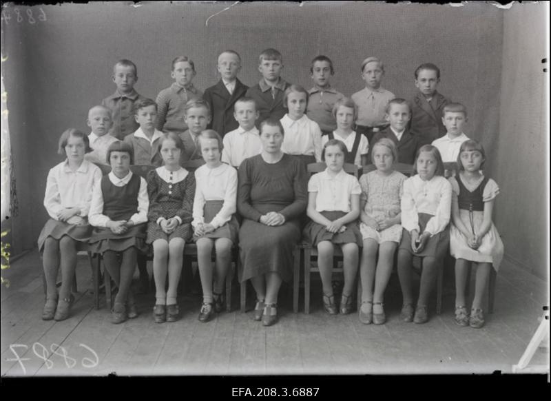 Grupp Paide Algkooli III a klassi õpilasi õpetaja Naasmaaga.