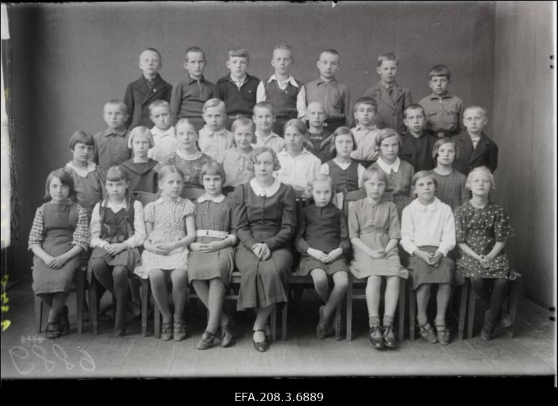 Grupp Paide Algkooli III klassi õpilasi õpetaja Vöhrmanniga.