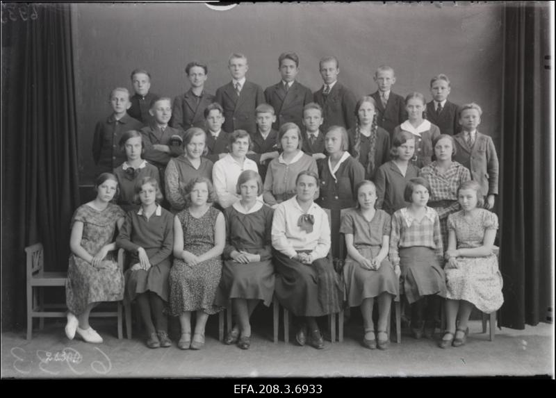 Grupp Paide Ühisgümnaasiumi I klassi õpilasi õpetaja Thomsoniga.