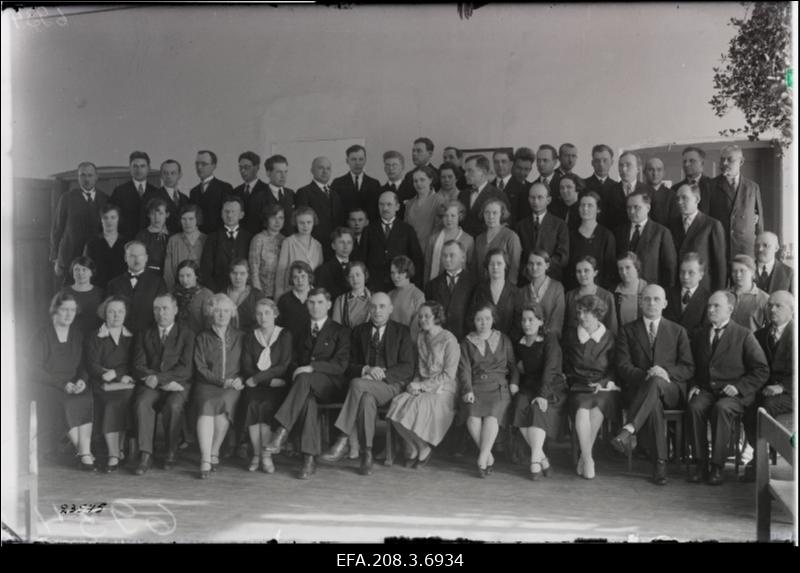 Grupp osavõtjaid õpetajate päeva pidustustelt.