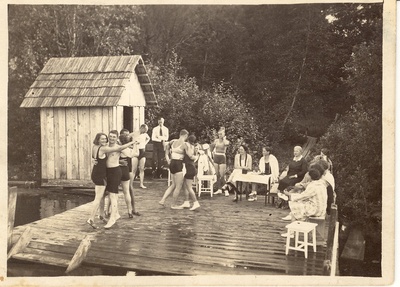 Sangaste mõisa külastajad Soomest mõisa tiigi platvormil  duplicate photo