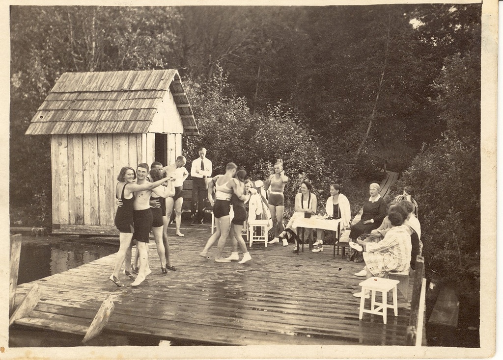 Sangaste mõisa külastajad Soomest mõisa tiigi platvormil