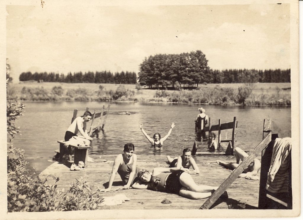 Sangaste mõisa külastajad Soomest mõisa tiigi platvormil