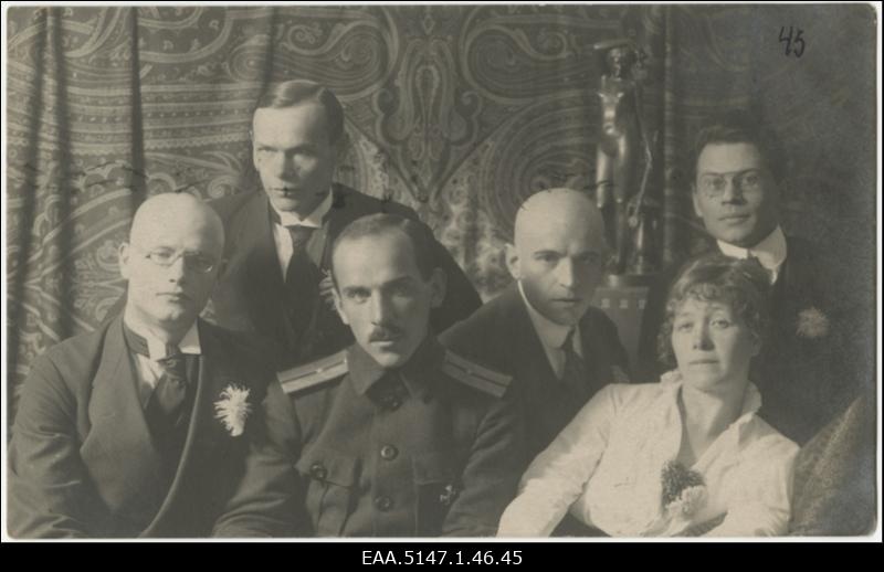 Kirjandusrühmitusse "Siuru" kuulunud August Gailit, Johannes Semper, Marie Under, Henrik Visnapuu, Artur Adson ja Friedebert Tuglas