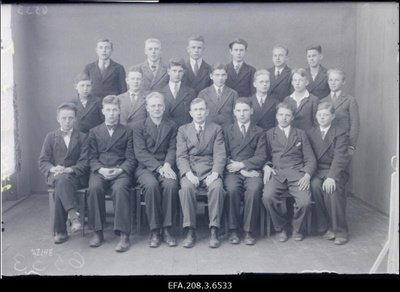 Grupp PaideTööstuskooli I klassi õpilasi koos õpetaja Lugusega.  duplicate photo