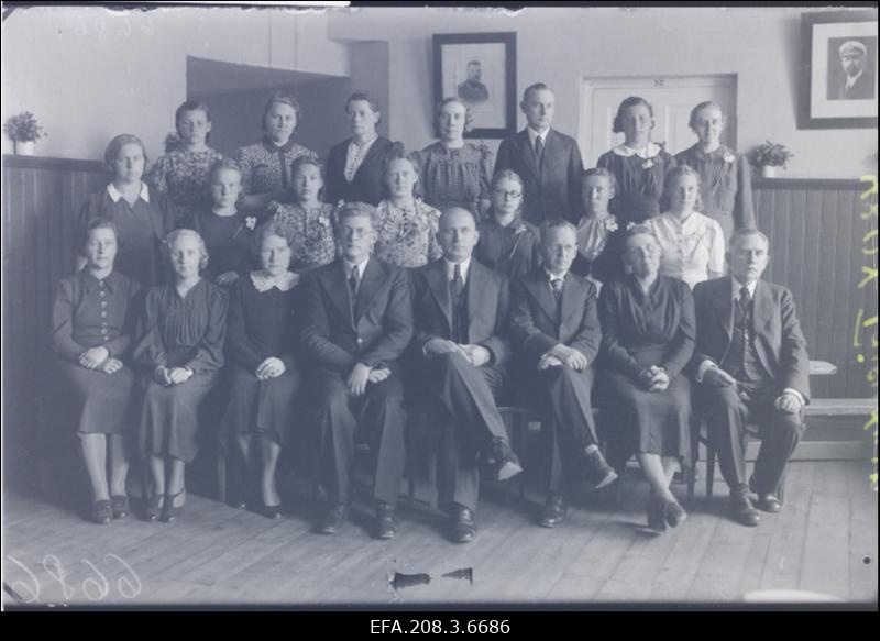 Grupp Täienduskooli lõpuklassi õpilasi ja õpetajaid.