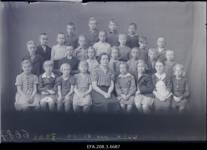 Grupp Paide Algkooli III a klassi õpilasi õpetaja Kivistikuga.