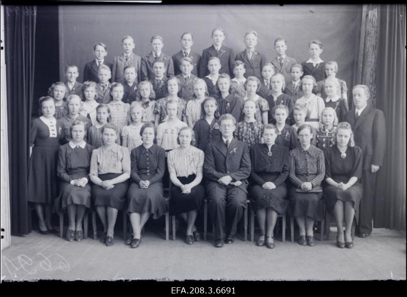 Grupp Paide Algkooli lõpuklassi õpilasi.