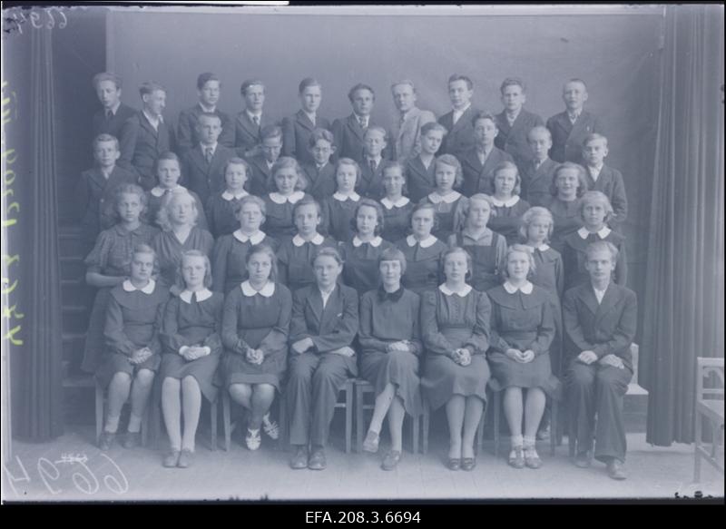 Grupp Paide Progümnaasiumi III klassi õpilasi.