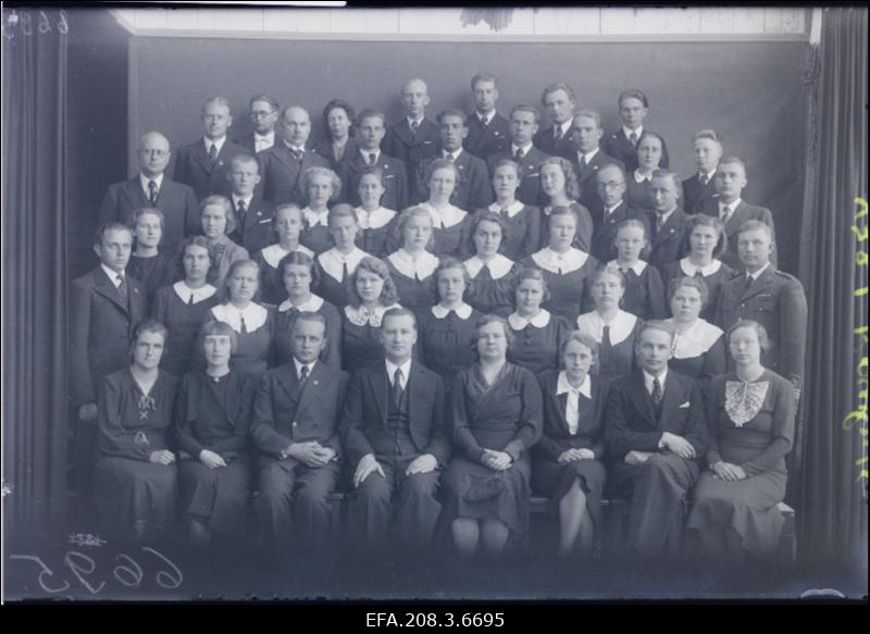 Grupp Paide Kaubanduskooli lõpuklassi õpilasi õpetajatega.