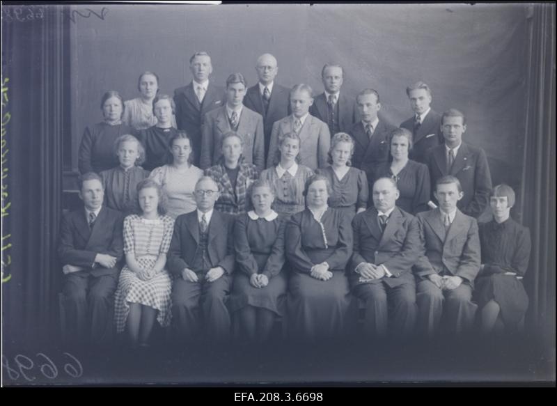 Grupp Paide Keskkooli V klassi õpilasi õpetajatega.