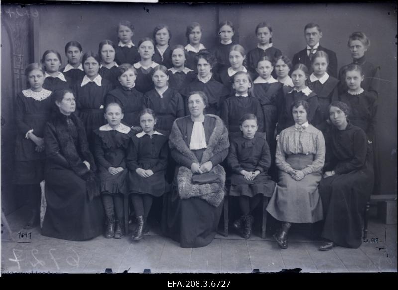 Grupp Paide NaisgümnaasiumiII klassi õpilasi.