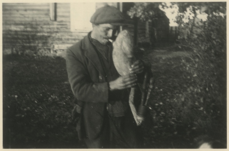 Vändra torupillimehe Jänesselja Hansu (Hans Adamberg) poeg Hans isa pilli õppimas