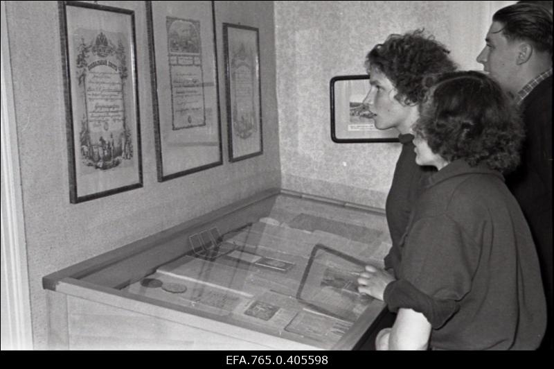 C.R. Jakobsoni talumuuseum Kurgjal. Külastajad tutvuvad eksponaatidega.