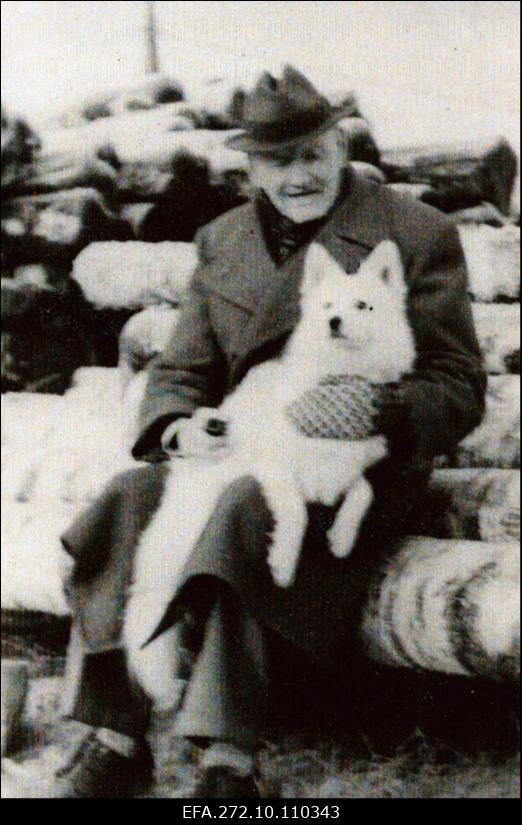 Mihkel Lüdig koos koer Bingoga.