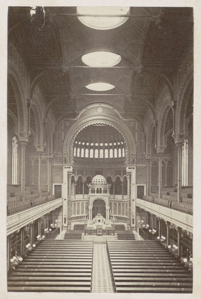 Interieur van de Nieuwe Synagoge in Berlijn: banken, koor en gewelven, Berliner Synagogan