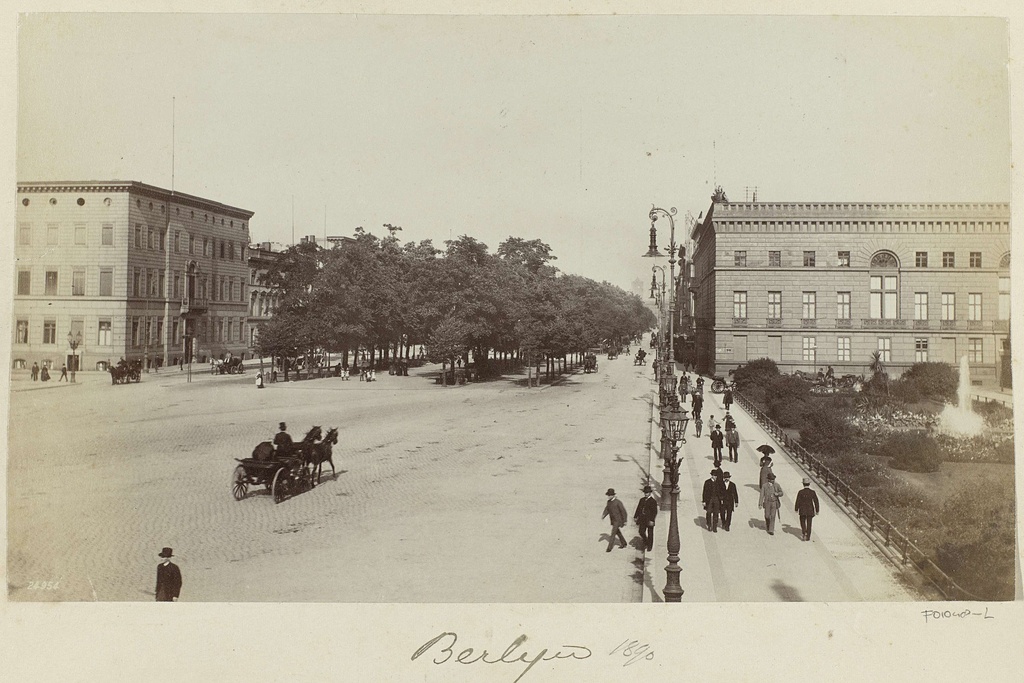 Berlijn, Pariser Platz in Berlijn met rechts Palais Redern en achteraan Unter den Linden