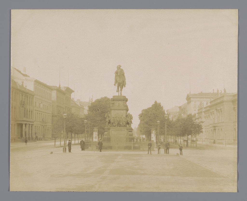 Gezicht op standbeeld van Frederik de Grote te paard aan de Unter den Linden