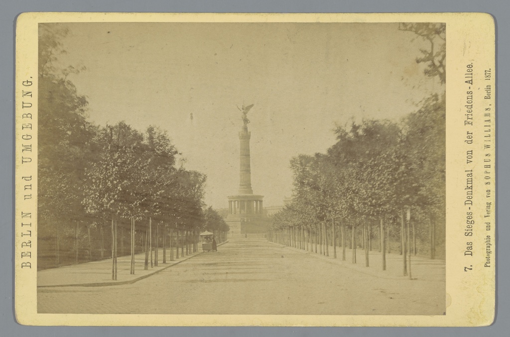 Berlin und Umgebung, Das Sieges-Denkmal von der Friedens-Allee, Gezicht op de overwinningszuil op de Friedens-allee te Berlijn