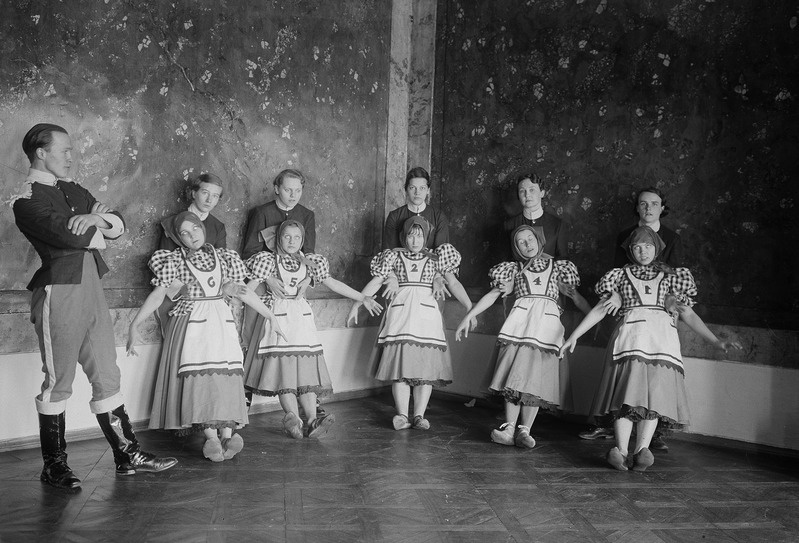 Gerd Neggo tantsustuudio, Jaap Kooli pantomiin Nõiaring, sõdurite ja tütarlaste tants, pildistatud Draamateatris, 1936