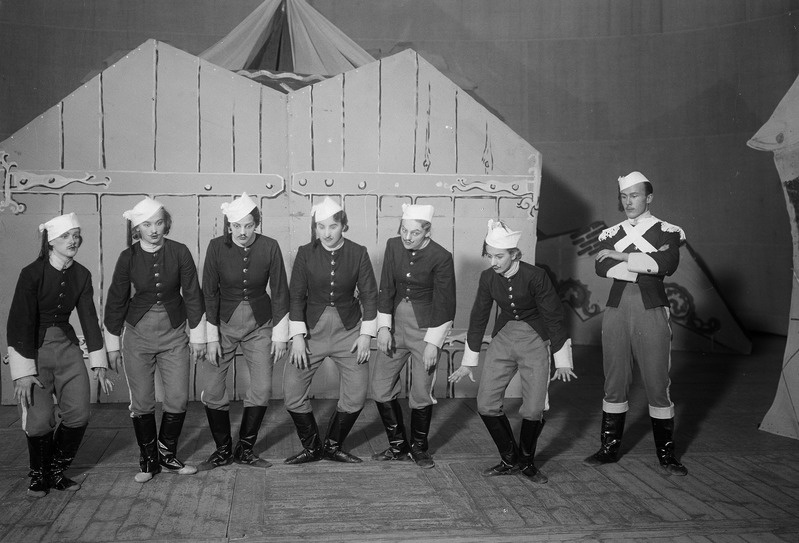 Gerd Neggo tantsustuudio, Jaap Kooli pantomiin Nõiaring, sõdurite ja tütarlaste tants, pildistatud Draamateatris, 1936
