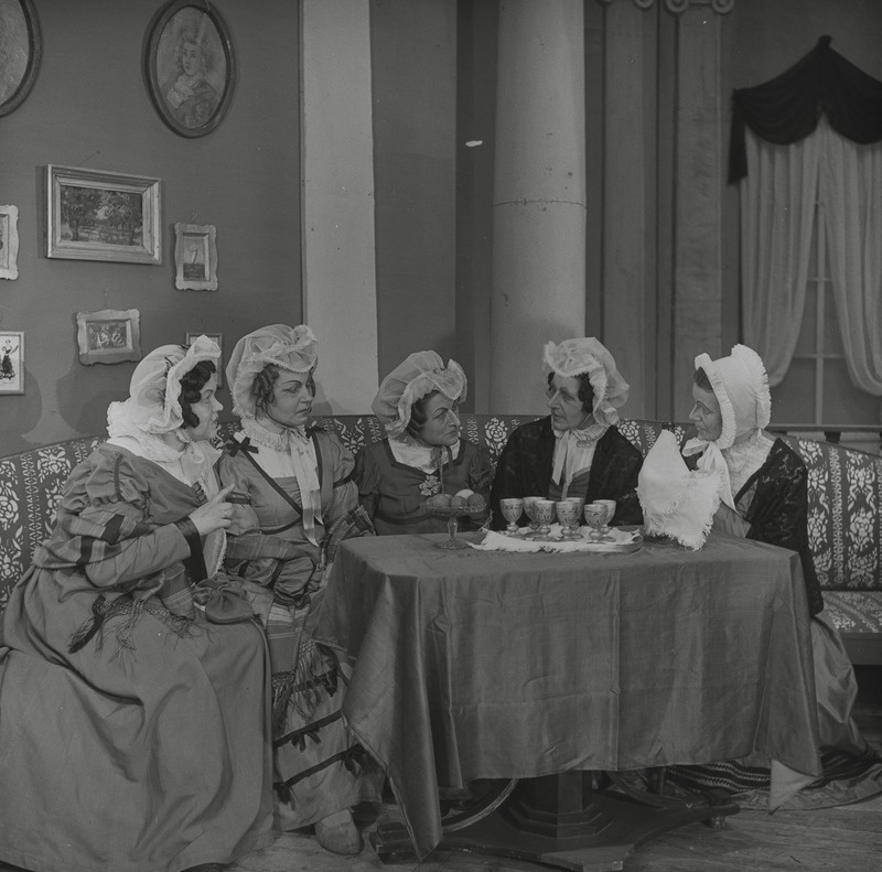 Jevgeni Onegin, Teater Estonia, 1949, pildil: kooriliikmed ballistseenis