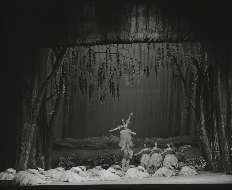 Pähklipureja, Teater Estonia, 1952, pildil: Rooside tants