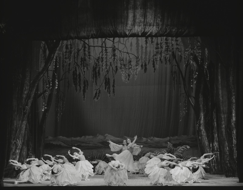 Pähklipureja, Teater Estonia, 1952, pildil: Rooside tants, Noormees unenäos – Kalju Saareke, Roos – Veera Leever