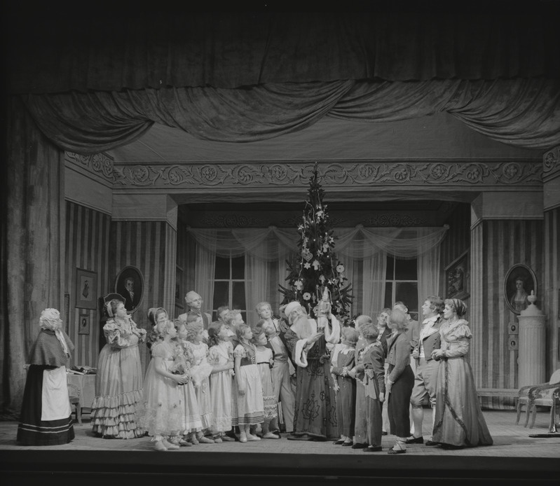 Pähklipureja, Teater Estonia, 1952, pildil: stseen – jõulupidu Stahlbaumide juures, Drosselmeyer – Jõuluvana – Boriss Blinov