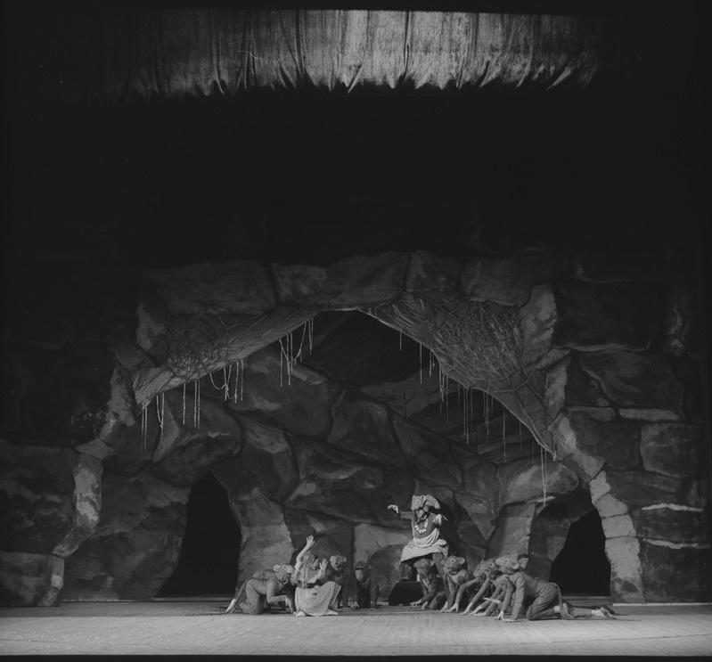 Pähklipureja, Teater Estonia, 1952, pildil: stseen – Mašakese unenägu, Mašake hiirtekuninga urus