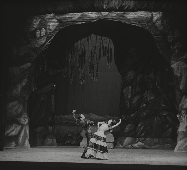 Pähklipureja, Teater Estonia, 1952, pildil: stseen lavastusest
