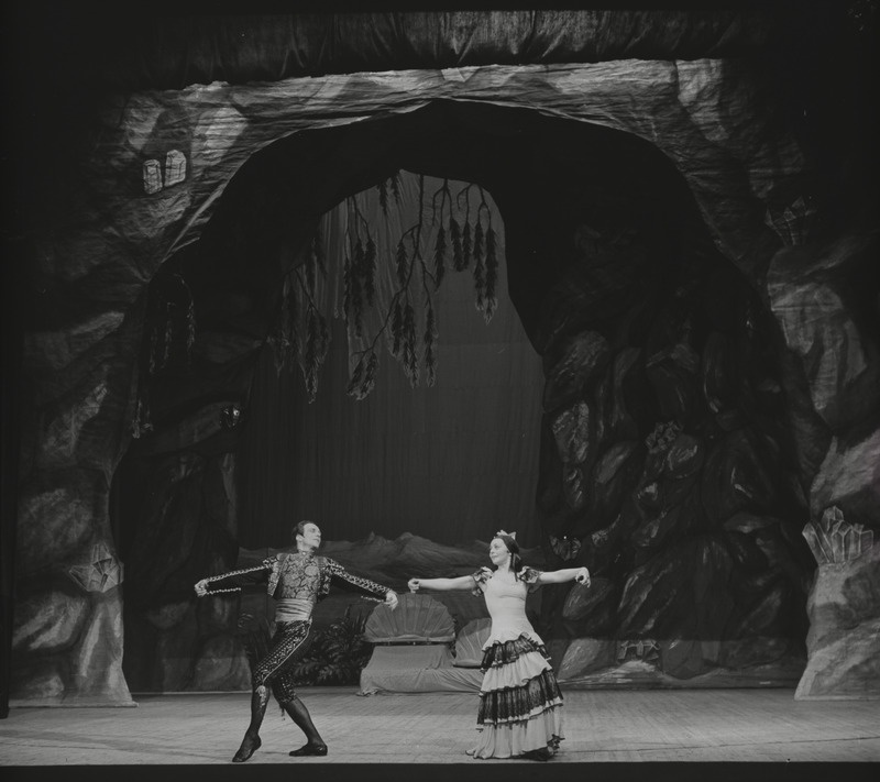 Pähklipureja, Teater Estonia, 1952, pildil: stseen lavastusest