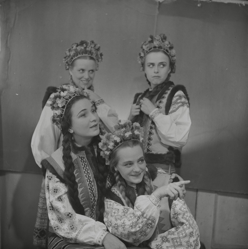 Trembita, Teater Estonia, 1950, osades: Vassilina – Meta Kodanipork, Olesja – Milli Rebane, Marinka – Sophie Sooäär, Anka – Lilli Meigo