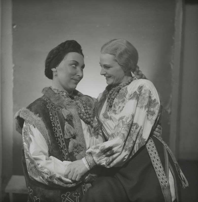 Trembita, Teater Estonia, 1950, osades: Parasja – Eva Meil, Olesja – Milli Rebane