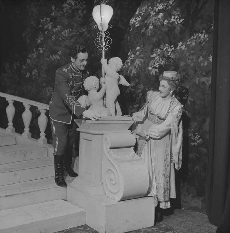 Lõbus lesk, Teater Estonia, 1950, osades: Camille de Rossillon – Enno Eesmaa, Valencienne – Silvia Urb