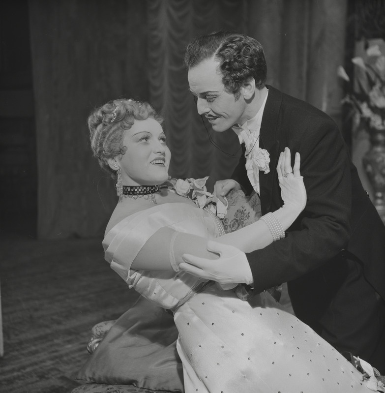 Lõbus lesk, Teater Estonia, 1950, osades: Camille de Rossillon – Enno Eesmaa, Valencienne – Silvia Urb