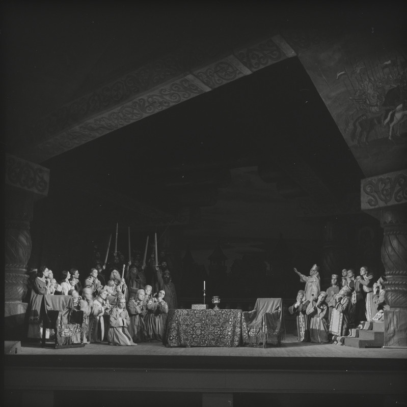 Vürst Igor, Teater Estonia, 1951, pildil: stseen lavastusest