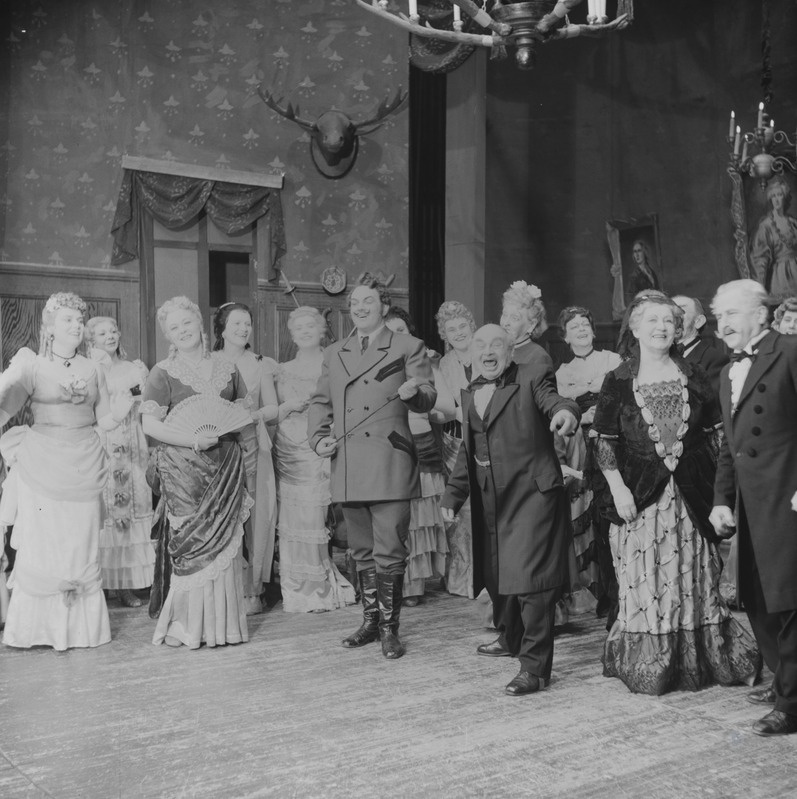 Rummu Jüri, Teater Estonia, 1955, osades: Daam – Sophioe Sooäär, Adelheid – Linda Sellistemägi, Rummu Jüri – Kulno Raide, Manfred Hahn – Ruut Tarmo, Mõisnik – Karl Ots