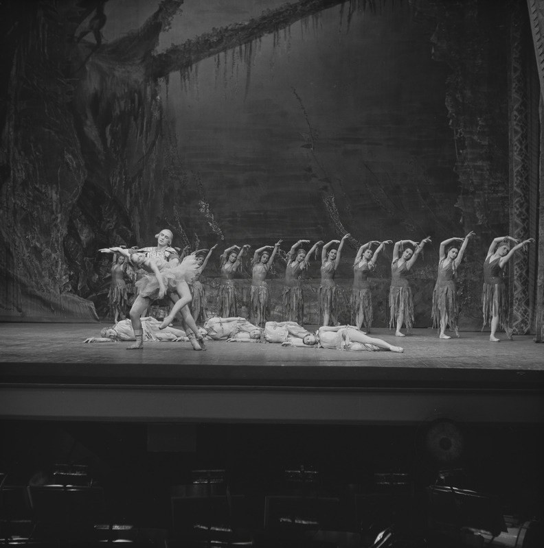 Kullaketrajad, Teater Estonia, 1956, pildil: stseen etendusest, 3. vaatuse 1. pilt