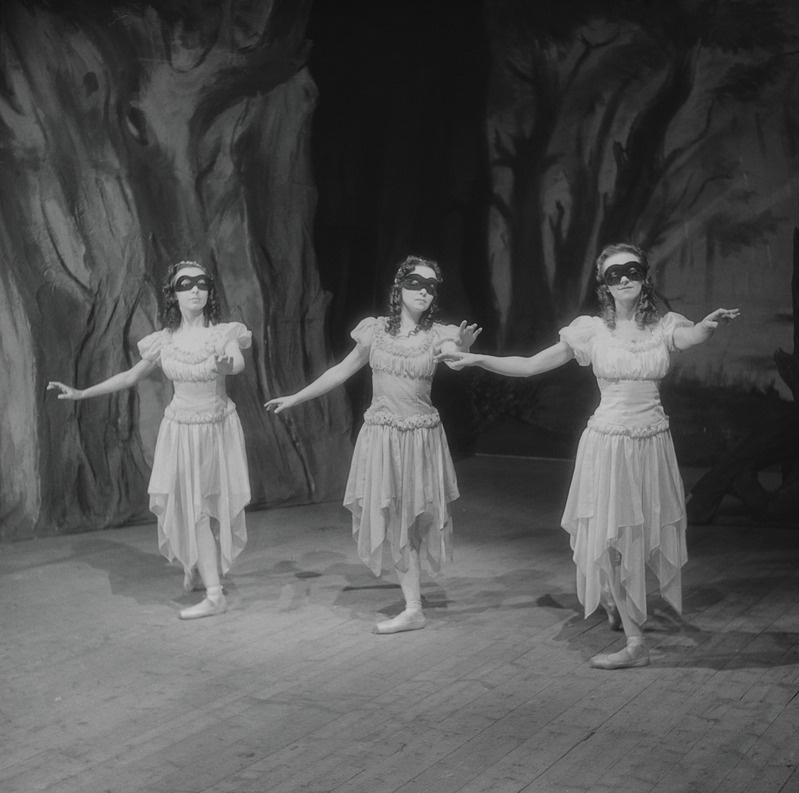 Windsori lõbusad naised, Teater Estonia, 1947, osades: Anna – Dagmar Trimm, Anna – Hilda Malling, Anna – Zoja Kalevi