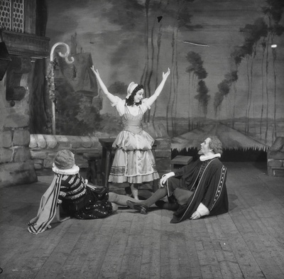 Windsori lõbusad naised, Teater Estonia, 1947, osades: Slender – August Riismann, Mrs Quickly – Hilda Malling, Shellow – Ilmar Silla  similar photo