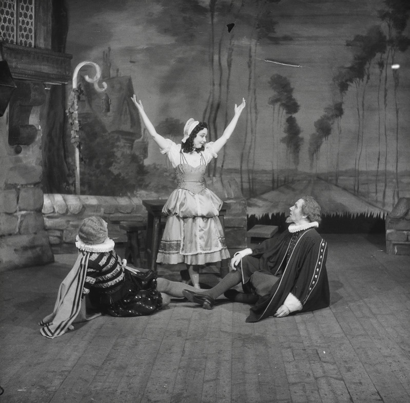 Windsori lõbusad naised, Teater Estonia, 1947, osades: Slender – August Riismann, Mrs Quickly – Hilda Malling, Shellow – Ilmar Silla